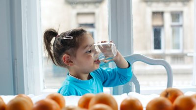 Как да приучим детето отрано редовно да пие вода: 6 полезни съвета за добра хидратация