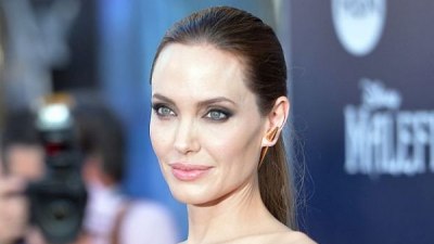 Голи снимки на Анджелина Джоли от 1995 година станаха хит в интернет