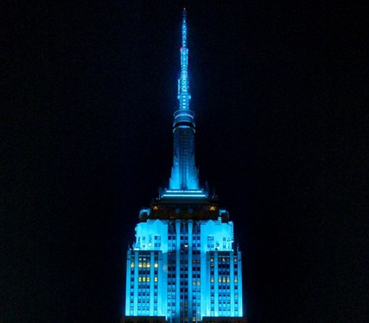 Емблематичната нюйоркската сграда Емпайър Стейт Билдинг беше осветена в небесно синьо с