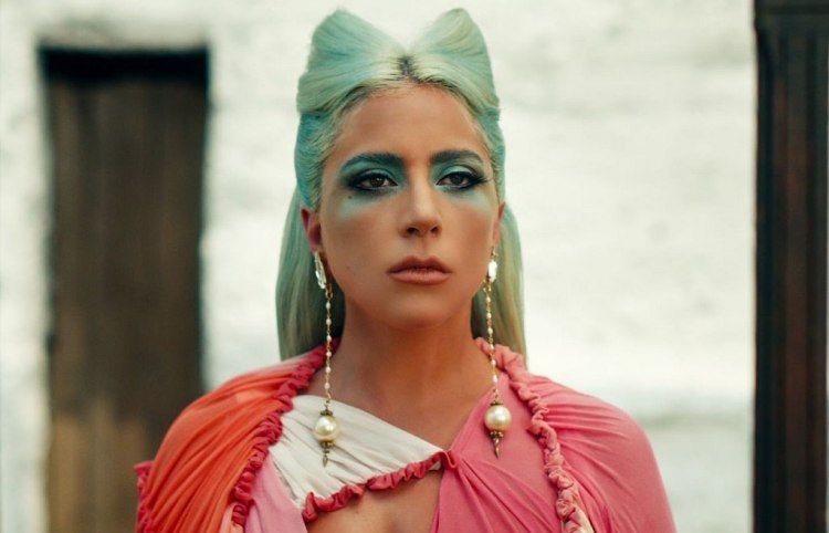 Носителката на Оскар за най добра оригинална песен Лейди Гага се
