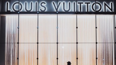 Елегантен гардероб с неочаквани форми: "Луи Вюитон" на Седмицата на модата в Париж