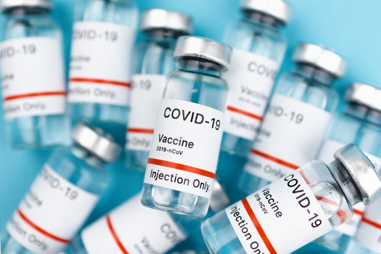 Ваксинация срещу COVID 19 намалява наполовина риска от продължителни симптоми на