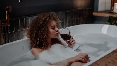 Учени: Чаша вино на ден не е вредна за здравето