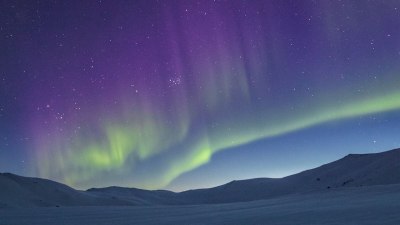 Мистериозна спирала се появи насред северното сияние в нощното небе на Аляска