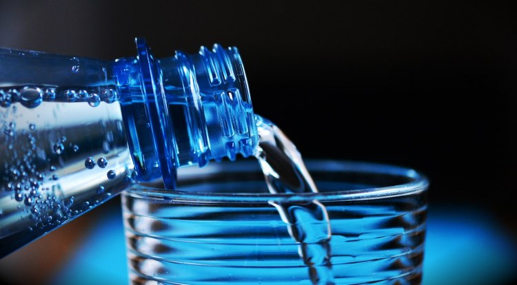 Газираната вода може да бъде газирана естествено или чрез добавен