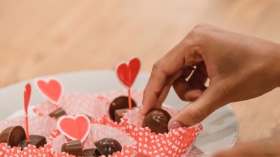 „Тъжна съм и ще изям един бонбон“: Пет техники за справяне с емоционалното хранене 