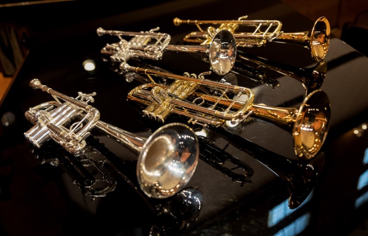 Тромпетистите на Софийската филхармония вече ще свирят на нови инструменти.