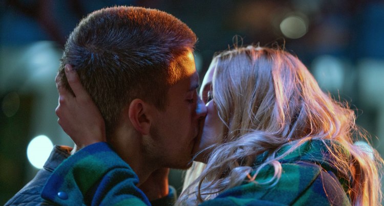 Целувката като знак за романтична или сексуална привързаност се практикува