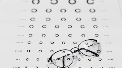 Защо възрастните хора губят зрението си? Застрашени ли сме и как да се предпазим  