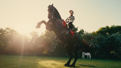 Хари Стайлс влиза в ролята на цирков артист в новото си видео "Daylight"