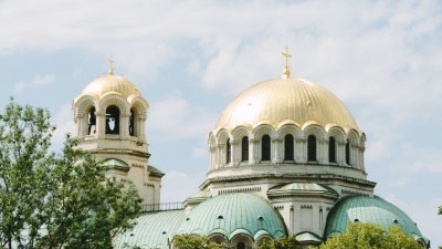 България празнува своята независимост. Църквата почита няколко светци, а имен ден празнуват… 