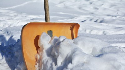 Чистенето на сняг може да бъде опасно за сърцето: Какви мерки да спазваме