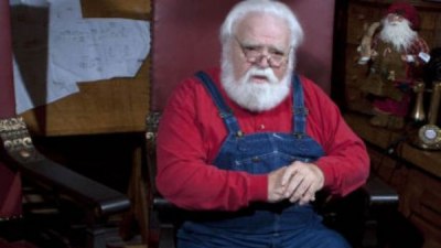 Дядо Коледа релаксира с подходяща музика и празнични филми 