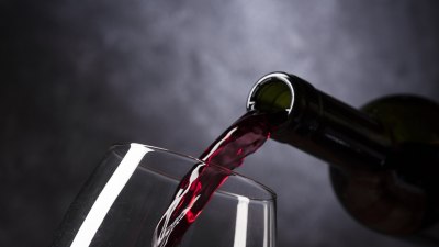 Съветите на токсиколога: Как да консумираме разумно алкохол по празниците и за какво да внимаваме  