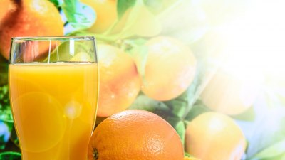 Малко фибри и много калории: Прекаляването с чист плодов сок води до трупане на килограми (особено при децата)