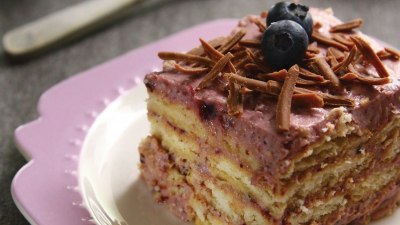 Така я прави Иван Звездев: Рецепта за бисквитена торта с боровинково сладко и кисело мляко