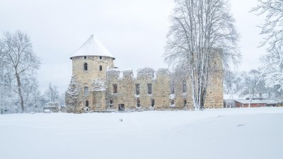 Как да прекарате нощ в замък, иглу или къща на дърво
