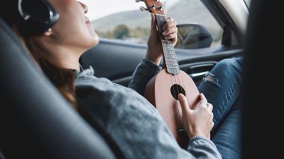 Как да оцелеете на път с човек, който не спира да пее