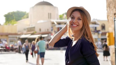 Тактиката „Аз само работя тук“ – как да се впишете и да получите местни намаления
