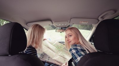 Как да оцелеете на пътешествие с човек, който ви дава съвети от задната седалка