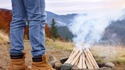 Как да се преструвате, че можете да палите лагерен огън без стрес