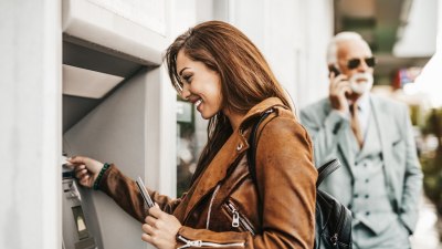 Трикът с банкомата, който ви спестява пари от обменни курсове