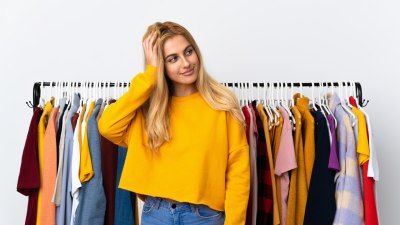 Как да пазите дрехите си без гънки, дори без ютия