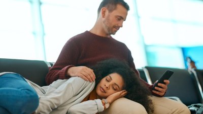 Как да спите на летището без да изглеждате като бездомник