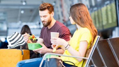 Защо храната на летището струва повече от билета