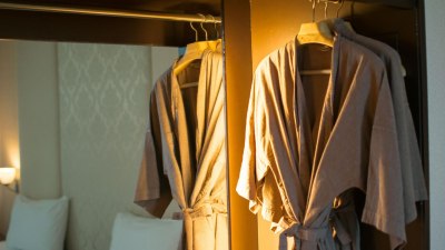 Защо никой реално не използва онзи луксозен халат в хотела