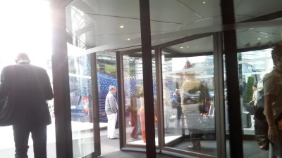 Как да запазите достойнството си, когато заседнете във въртяща се врата