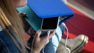 Защо батерията на телефона винаги умира точно, когато трябва да сканирате самолетния билет