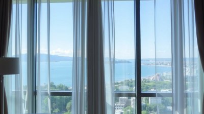 Мистерията на хотелските пердета: Защо никога не се затварят докрай