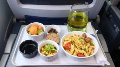 Как да ядете в самолета без да направите пълен безпорядък