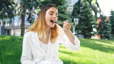 Как да се храните с клечки без да изглеждате като турист