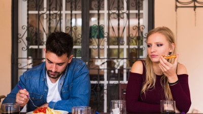 Защо двойките винаги се карат къде да се хранят, когато пътуват