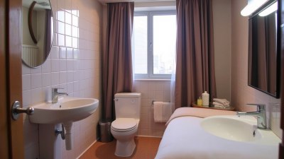 Как да преживеете споделянето на една баня в малка хотелска стая