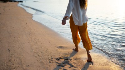 Как да изглеждате спокойни, докато ходите по горещ пясък