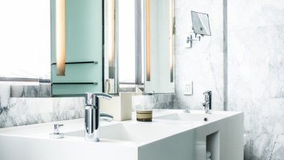 Как да намерите чиста тоалетна в непознат град