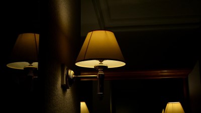 Защо в хотелската ви стая винаги има една премигваща крушка