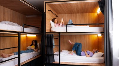 Как да преживеете хостел, когато съквартирантът ви хърка като моторна резачка