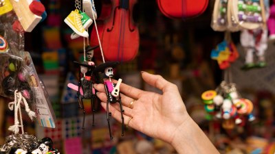 Защо сувенирите в магазини до атракции струват колкото самолетен билет