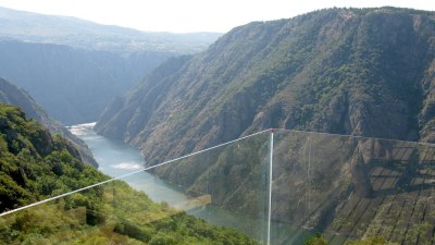 Защо всяка панорамна площадка има стъклен под, който ви кара да преосмислите живота