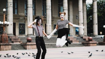 Защо винаги има по един човек, който прави неловка фотосесия на забележителност