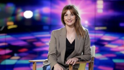 70 години блясък и една голяма мечта: БНТ ни отвежда зад кулисите на Евровизия (още от сутрешното кафе!)