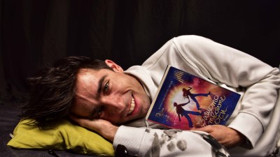 &bdquo;Защото в твоите очи&ldquo;: Дебютният роман от актьора и комик Ей Бо с послание срещу войната по пътищата (предложение за четене)