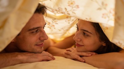 Под завивките с по-млад мъж 