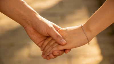 Разкриха на колко години хората по света губят девствеността си