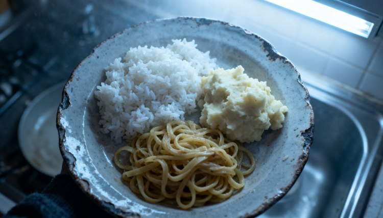 Магията на изстиналите въглехидрати: Помагат ли оризът и картофите в отслабването?