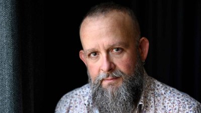 Новият роман на Радослав Бимбалов "Зид" изследва анатомията на разделението в обществото (предложение за четене)